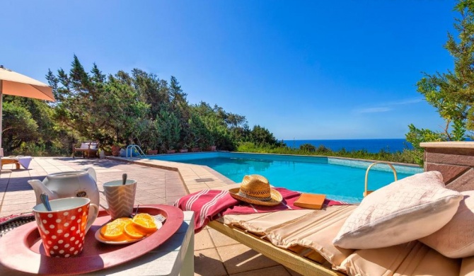 Alghero, Villa Joi de Vivre for 6 people with swimming pool overlooking the sea