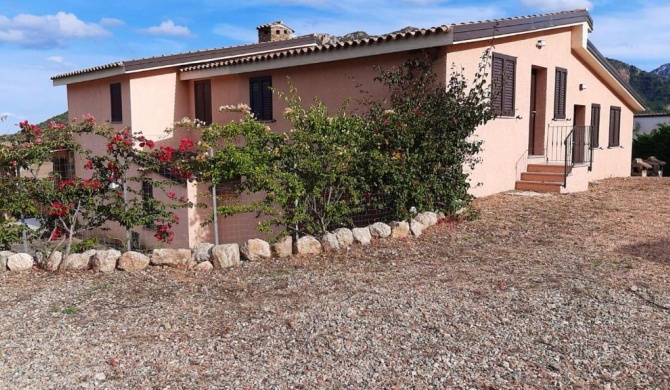 One bedroom appartement with enclosed garden and wifi at Cardedu 1 km away from the beach
