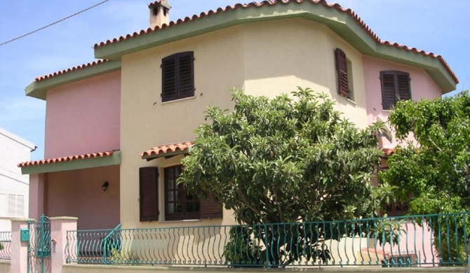 Orosei-Sardegna-Appartamento 5 posti letto con giardino