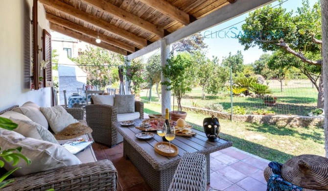 Villa Angela in Alghero, surrounded by greenery, for 6-7 people