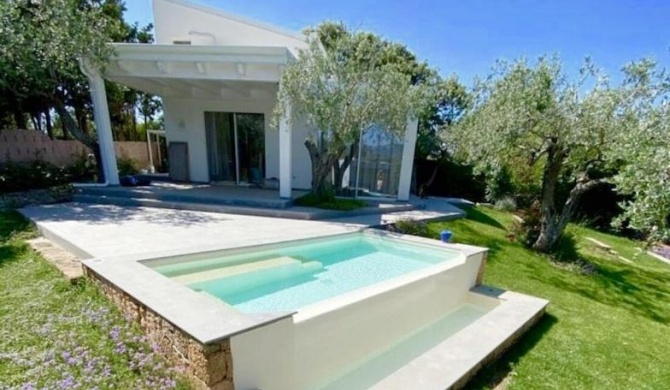 Villa Ginestra con giardino e vasca idromassaggio immersa nel verde